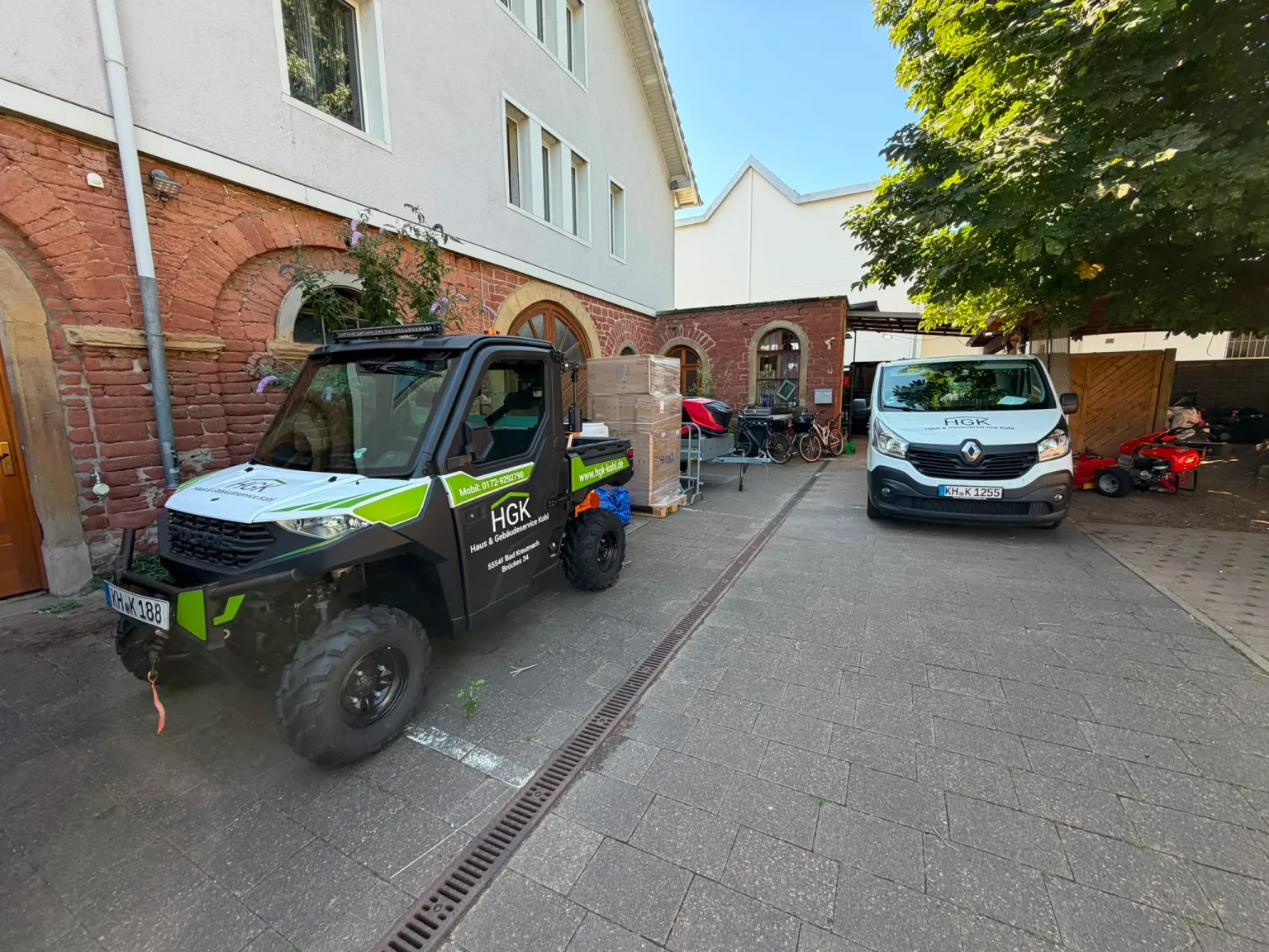 Fuhrpark von HGK Kohl mit Geländefahrzeug und Transporter am Betriebshof
