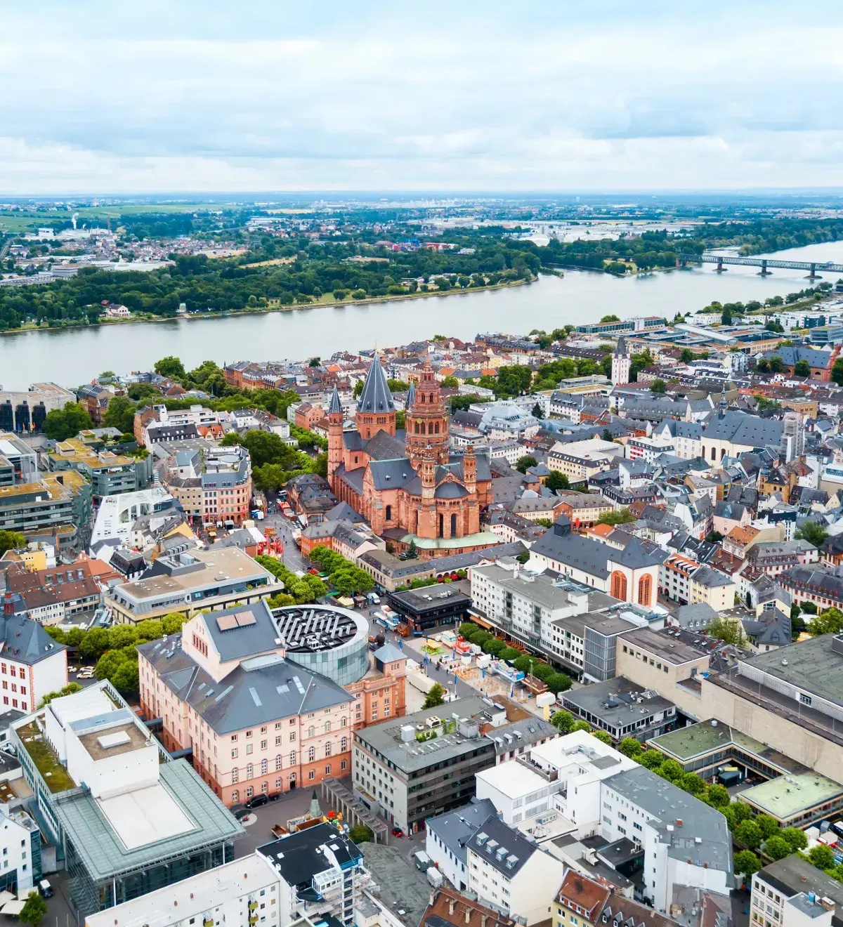 Facility Management in Mainz, Blick über die Stadt am Rhein