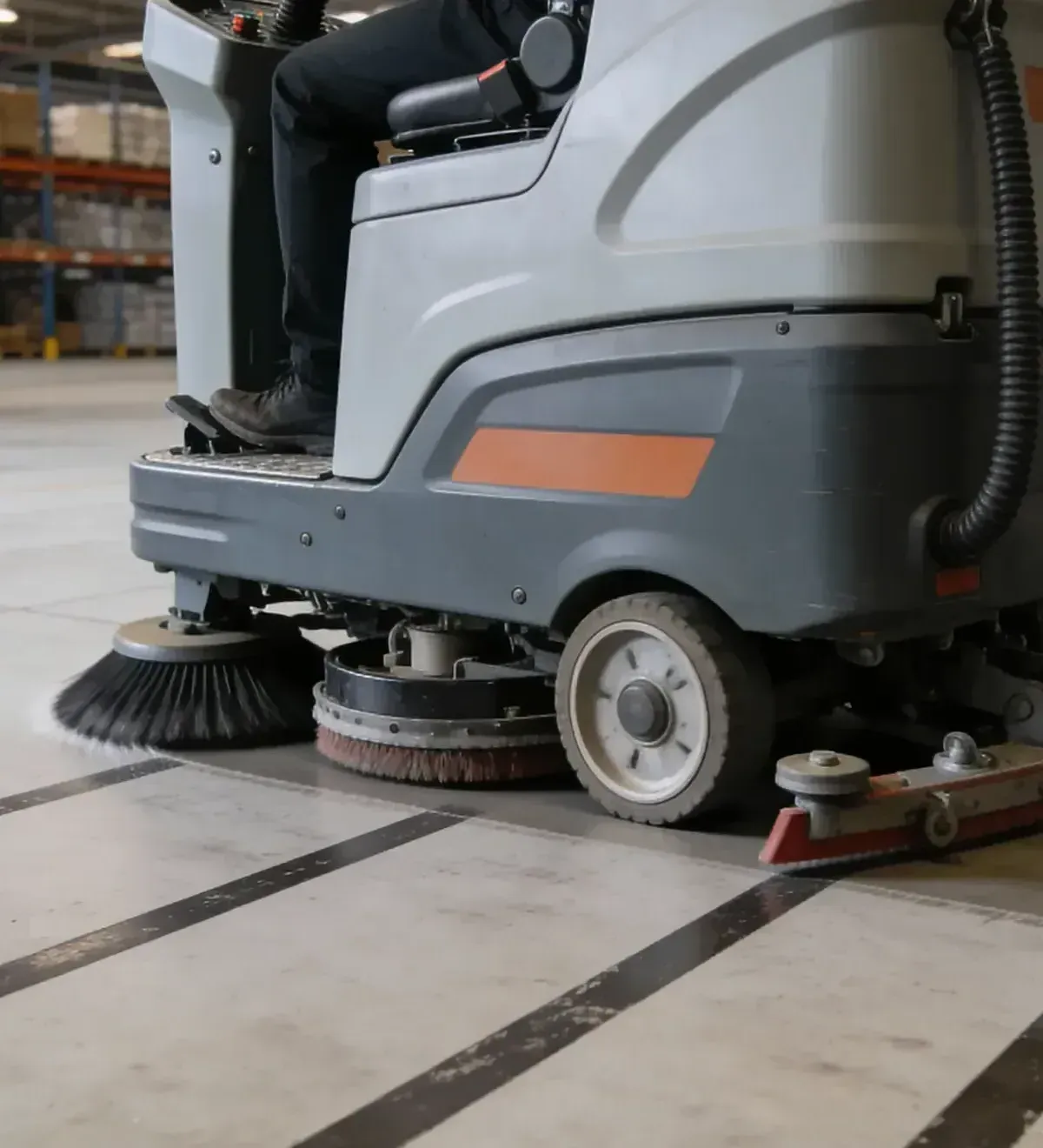 Gebäudereinigung in Bad Kreuznach, Aufsitz-Scheuersaugmaschine auf einer Hallenfläche