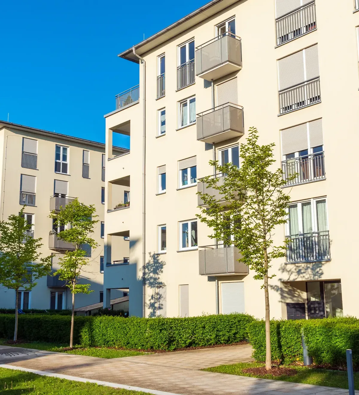 Hausmeister bei der Objektkontrolle an einer Wohnanlage