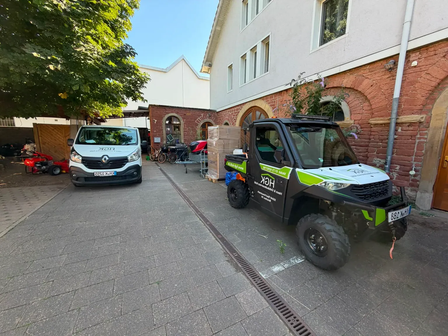 Servicefahrzeuge von HGK Kohl am Betriebshof in Bad Kreuznach, von hier laufen die Touren nach Andernach